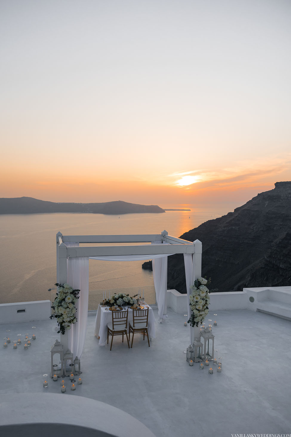 a&a_intimate_elopement_dana_villas_location_santorini_greece